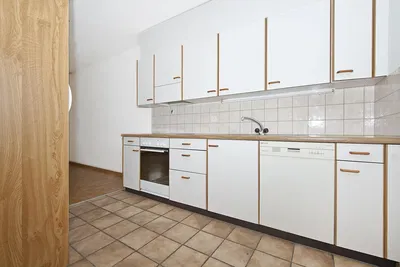 Cucina; elettrodomestici, pavimento in piastrelle