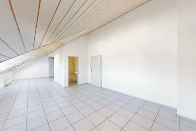 Camera dei bambini; pavimento in piastrelle, luce naturale