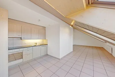 Cucina; pavimento in piastrelle, luce naturale