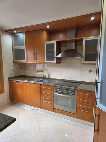 Cocina; electrodomésticos, suelo de baldosas, renovado, luz natural, estilo moderno