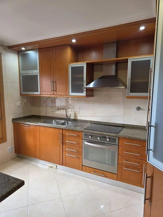 Cuisine; électroménager, carrelage, rénové, lumière naturelle, style moderne