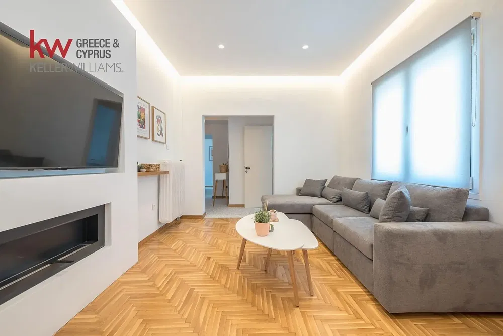 Salon; parquet, lumière naturelle, style moderne