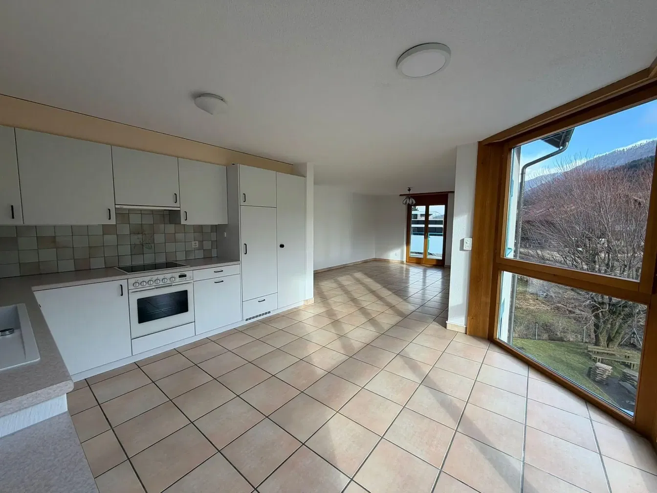 Cucina; elettrodomestici, pavimento in piastrelle, vista, luce naturale