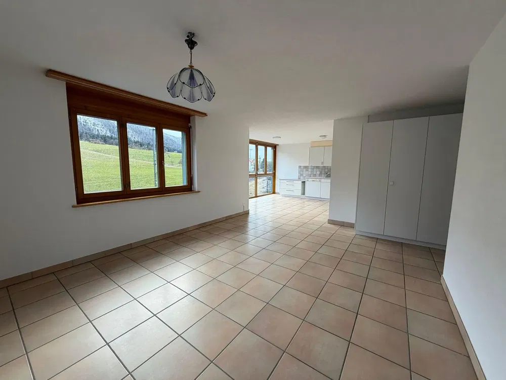 Soggiorno; vista, pavimento in piastrelle, luce naturale