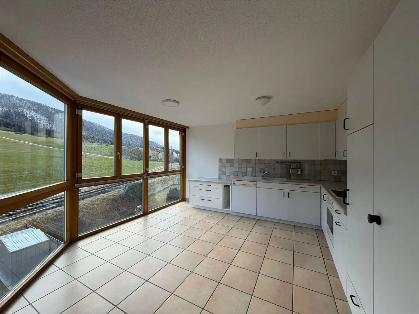 Cucina; vista, pavimento in piastrelle, luce naturale