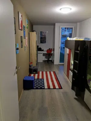 Camera dei bambini; pavimento in legno, luce naturale