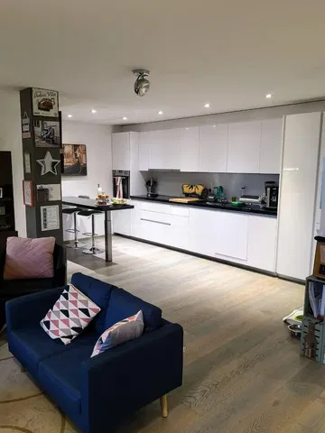 Cucina; pavimento in legno, luce naturale, stile moderno