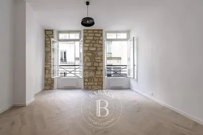 Wohnzimmer; blick, holzboden, tageslicht, renoviert