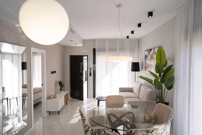 Wohnzimmer; tageslicht, moderner stil, fliesenboden