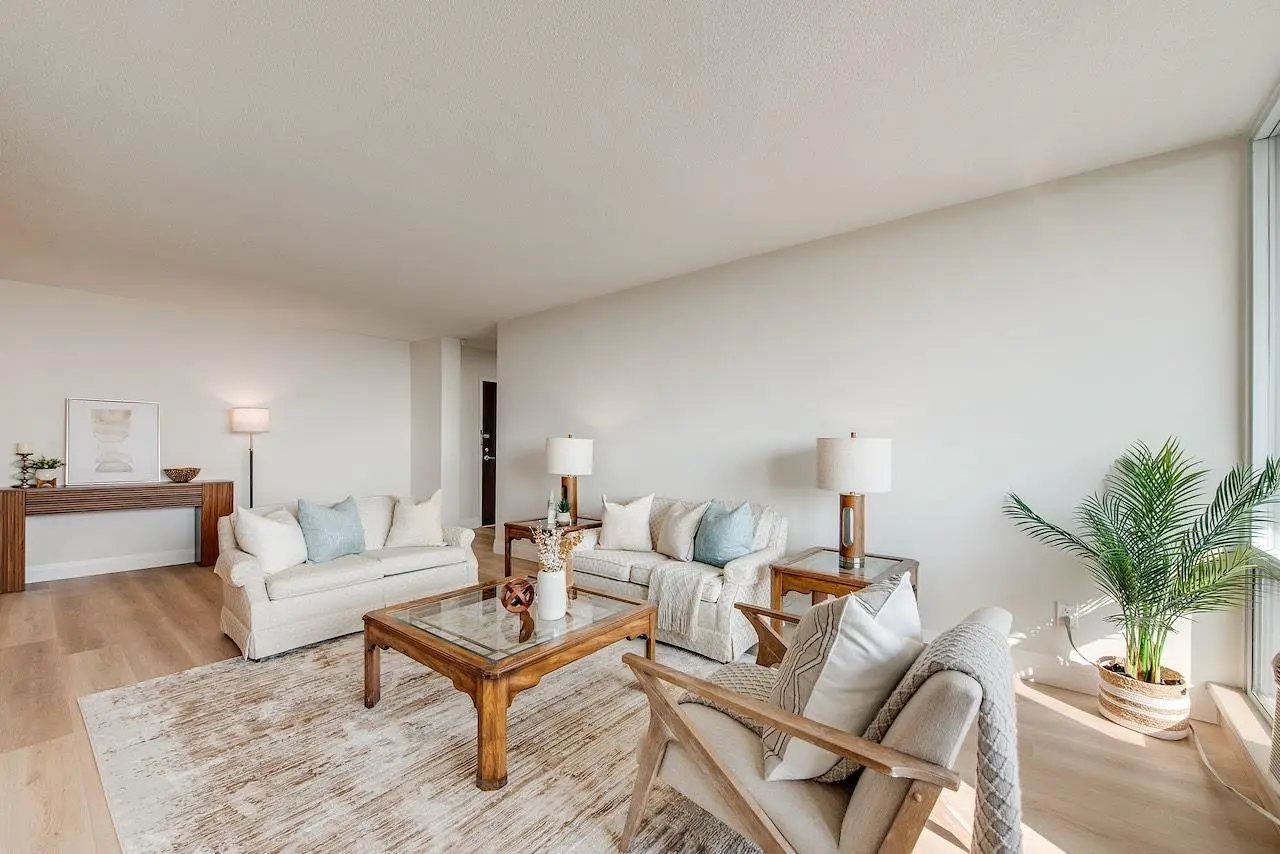 Wohnzimmer; tageslicht, moderner stil, holzboden