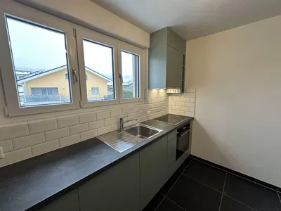 Cucina; vista, elettrodomestici, pavimento in piastrelle, luce naturale, stile moderno