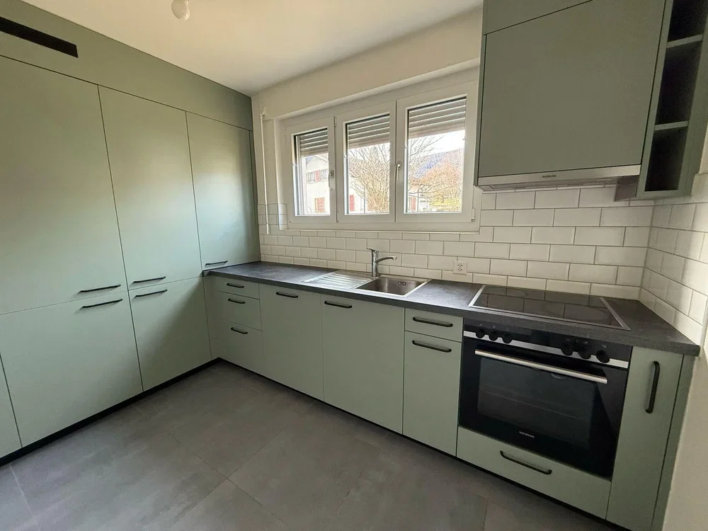 Cucina; elettrodomestici, pavimento in piastrelle, luce naturale, stile moderno, ristrutturato