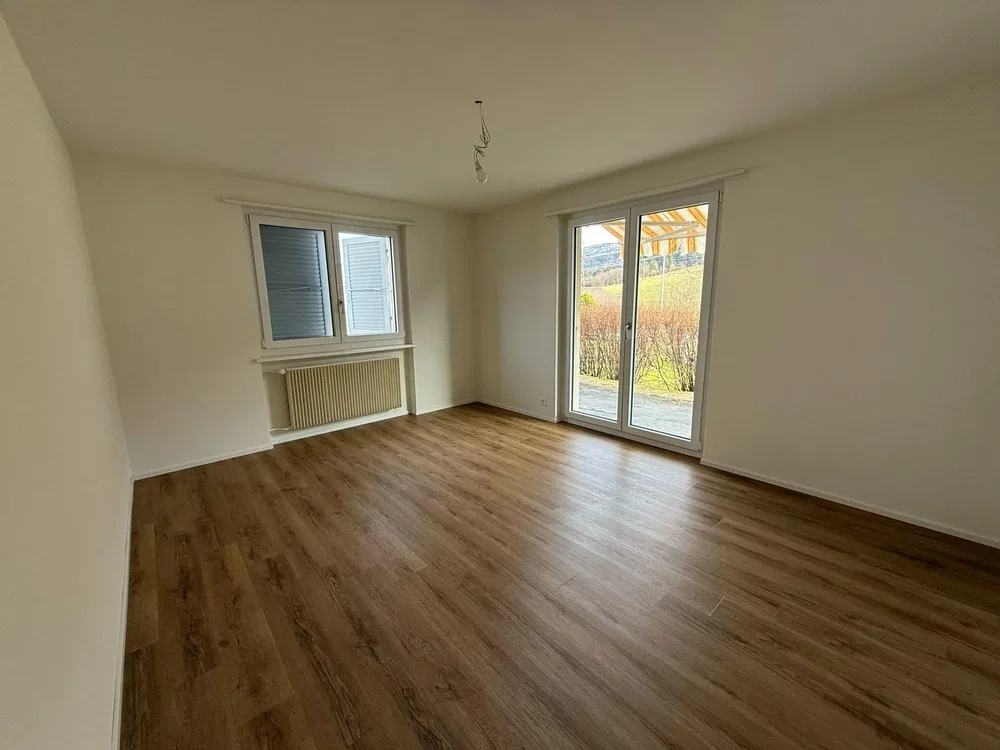 Soggiorno; vista, pavimento in legno, luce naturale