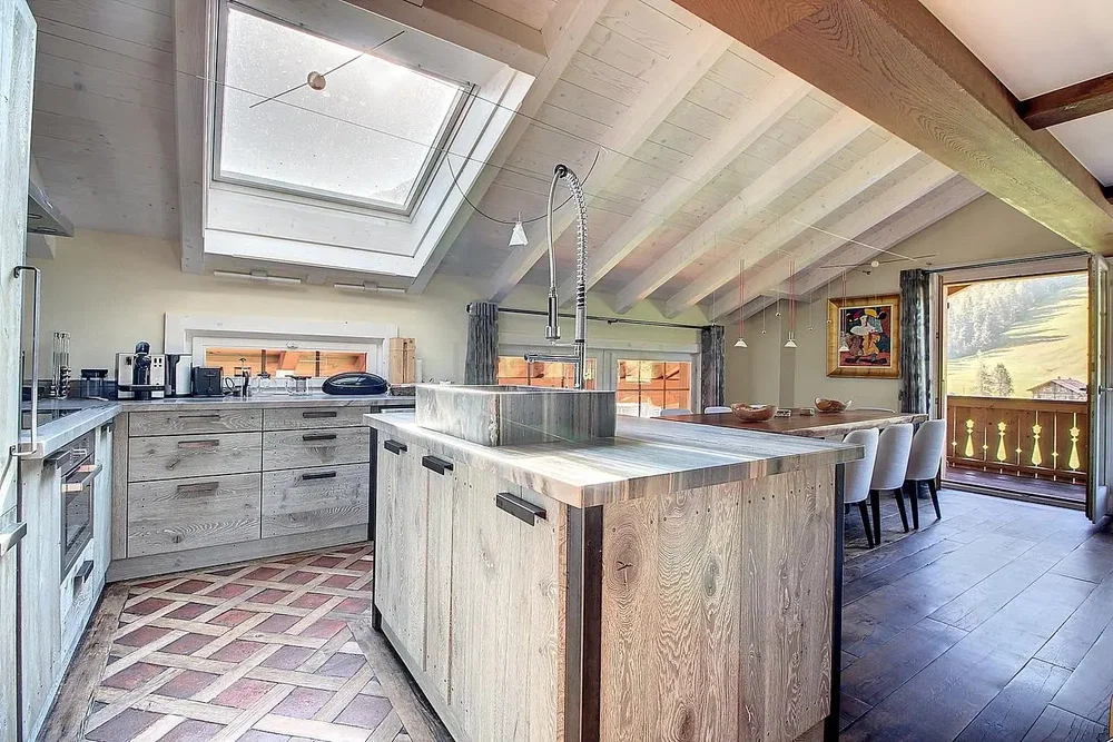 Cucina; travi in legno, pavimento in legno, luce naturale, stile rustico