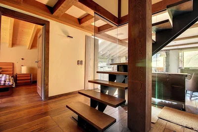Casa e dintorni; pavimento in legno, travi in legno, luce naturale