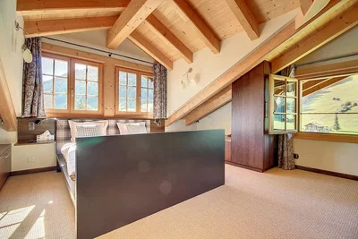 Chambre; vue, poutres en bois, lumière naturelle
