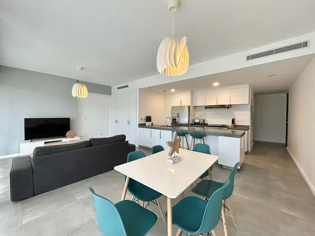 Soggiorno; pavimento in piastrelle, elettrodomestici, luce naturale, stile moderno