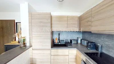 Cuisine; électroménager, rénové, lumière naturelle, style moderne