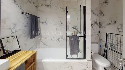 Badezimmer; fliesenboden, renoviert, tageslicht, moderner stil