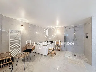 Badezimmer; fliesenboden, renoviert, tageslicht, moderner stil