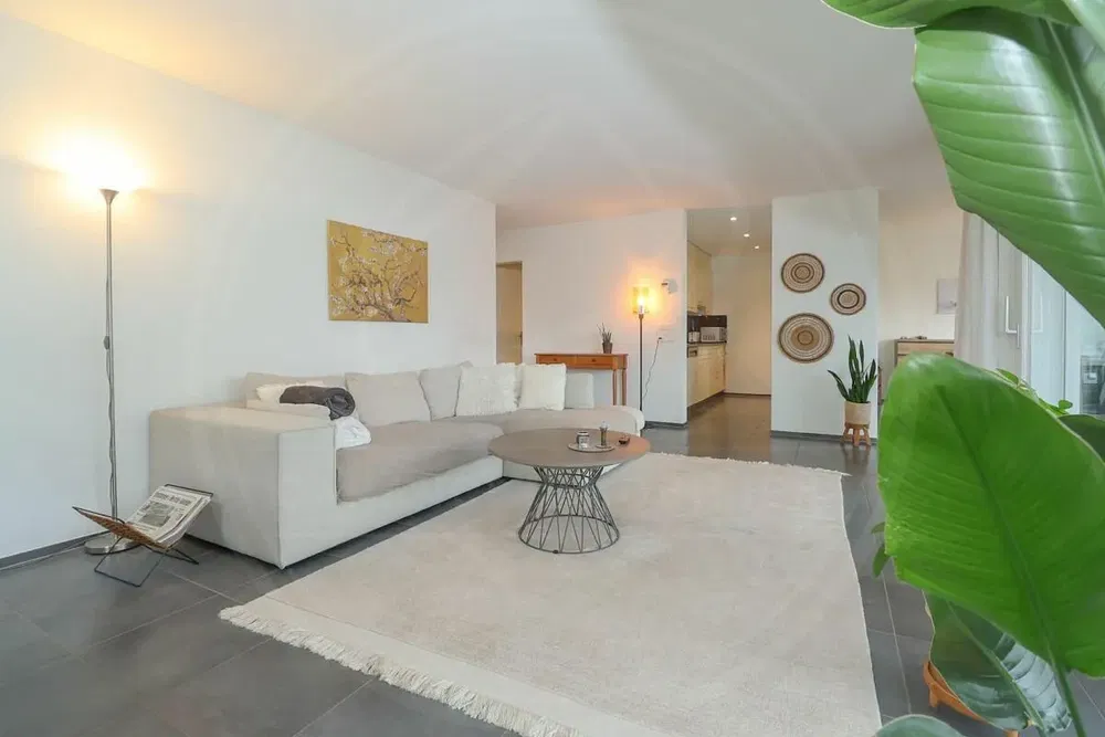 Wohnzimmer; tageslicht, moderner stil, fliesenboden