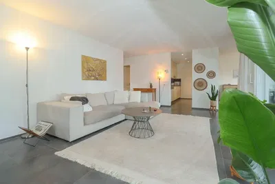 Wohnzimmer; tageslicht, moderner stil, fliesenboden