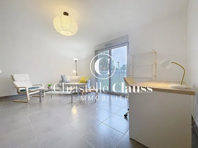 Salon; carrelage, lumière naturelle, style moderne