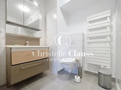 Tuvalet; fayans zemin, tadilatlı, doğal ışık, modern stil