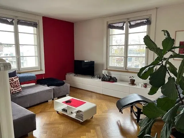 Obývací pokoj; přirozené světlo, dřevěná podlaha