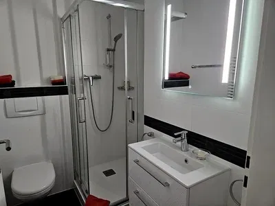 Bagno; pavimento in piastrelle, luce naturale, ristrutturato