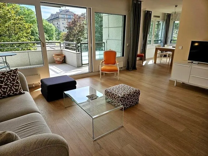 Soggiorno; vista, pavimento in legno, luce naturale, stile moderno