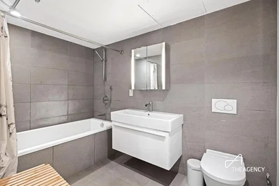 Salle de bain; carrelage, rénové, lumière naturelle, style moderne