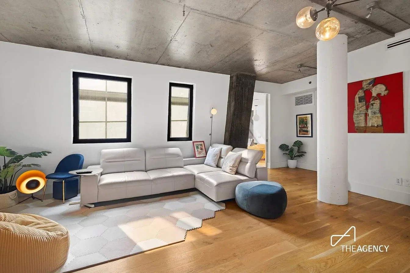 Salon; parquet, lumière naturelle, style moderne
