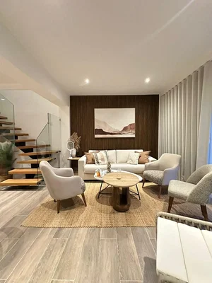 Wohnzimmer; tageslicht, moderner stil, holzboden