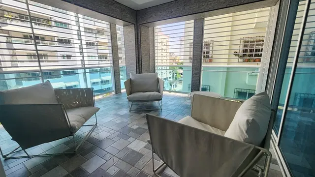 Μπαλκόνι; πλακάκια, θέα, φυσικό φως