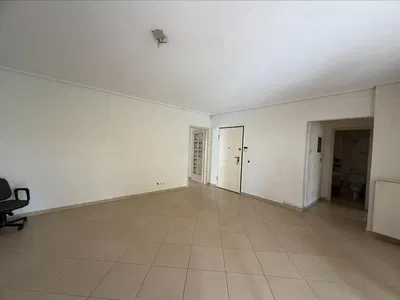 Salon; carrelage, lumière naturelle