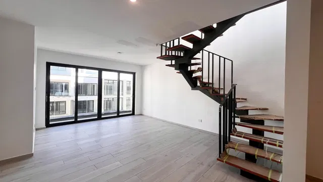 Woonkamer; natuurlijk licht, houten vloer