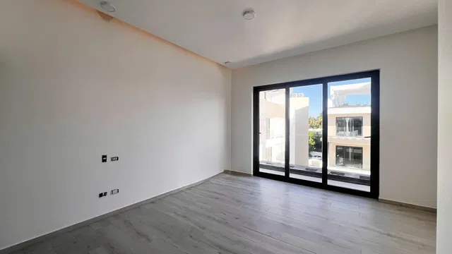 Woonkamer; uitzicht, natuurlijk licht, tegelvloer, gerenoveerd