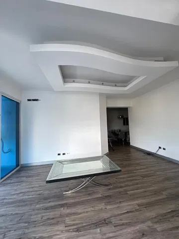 Woonkamer; houten vloer, natuurlijk licht