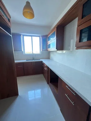 Kuhinja; kuhinjski aparati, pločice, prirodno svjetlo, moderni stil