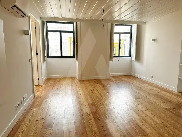 Ložnice; dřevěná podlaha, přirozené světlo