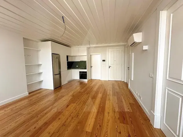 Salon; podłoga drewniana, światło dzienne