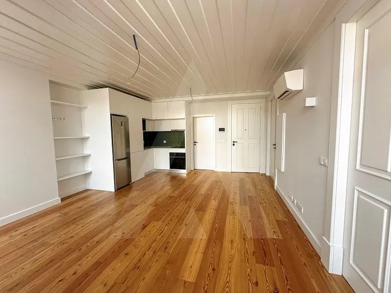 Obývací pokoj; dřevěná podlaha, přirozené světlo