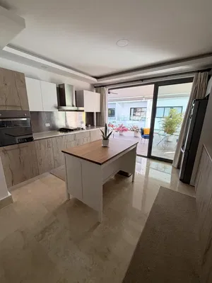 Küche; küchengeräte, tageslicht, moderner stil, fliesenboden, blick