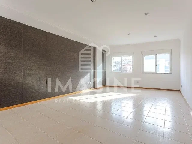 Obývací pokoj; dlažba, přirozené světlo, výhled