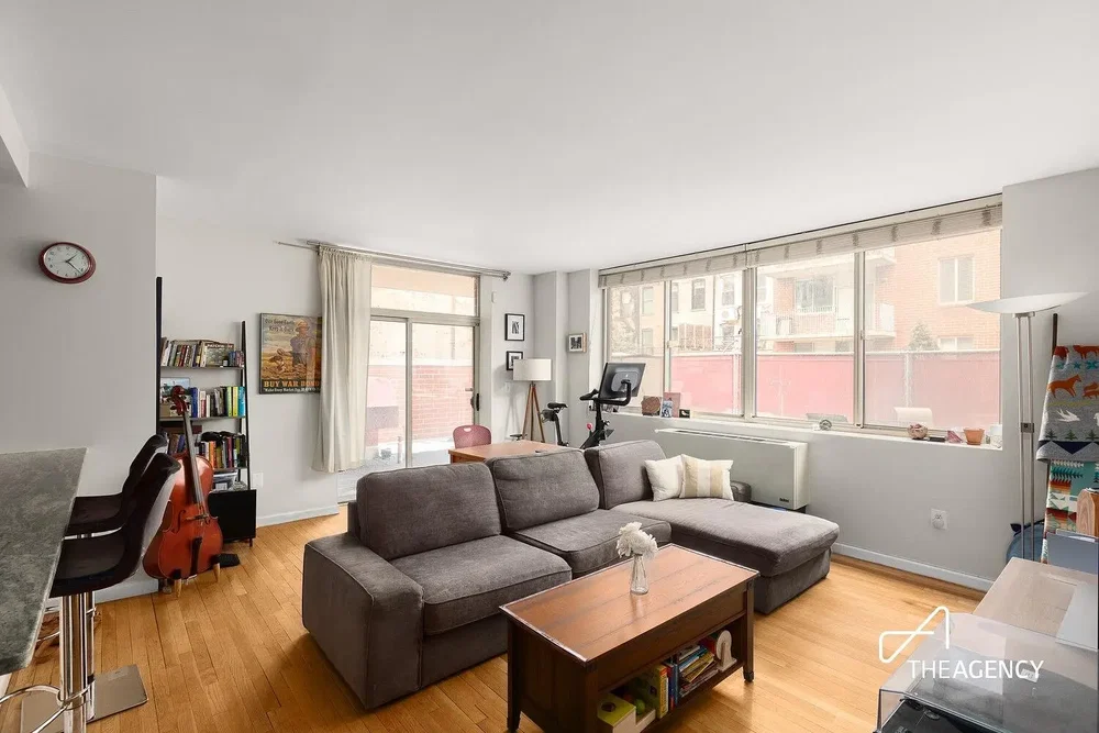 Salon; parquet, lumière naturelle, style moderne