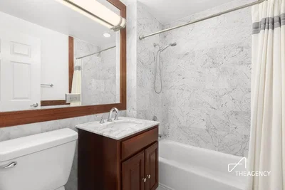 Salle de bain; carrelage, rénové, lumière naturelle, style moderne