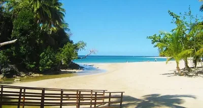 Casa y alrededores; vista, luz natural