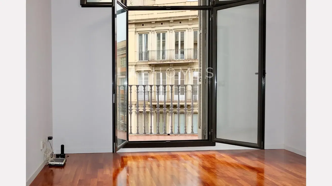 Balkon; výhled, dřevěná podlaha, přirozené světlo