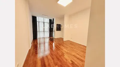 Obývací pokoj; dřevěná podlaha, přirozené světlo